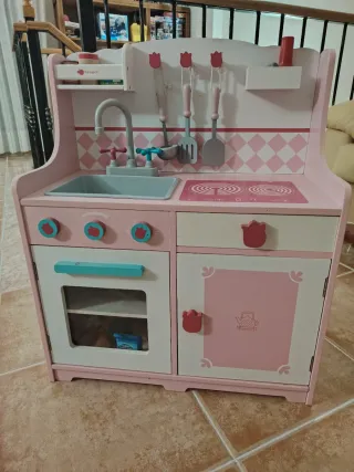 Cocinita de juguete rosa