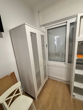 Armario blanco de madera