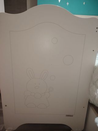 Cuna Trama Blanca , con dibujo de conejito .