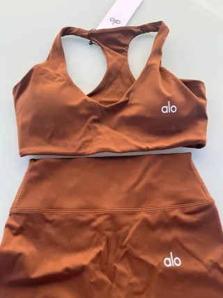 Conjunto deportivo Alo Yoga marrón