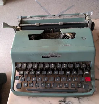 Máquina de escribir Olivetti Lettera 32