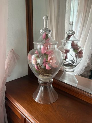 Jarrón de cristal con tapa y flores