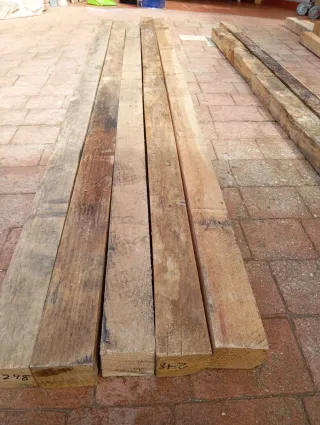 Listones, vigas, postes, palos de madera