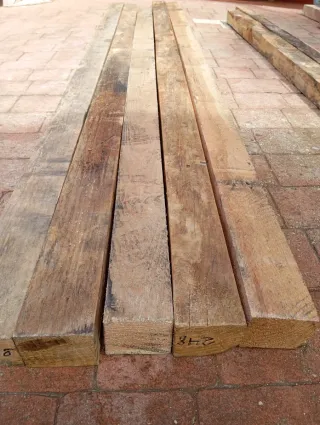 Listones, vigas, postes, palos de madera