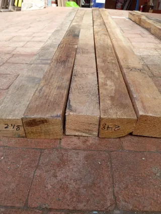 Listones, vigas, postes, palos de madera