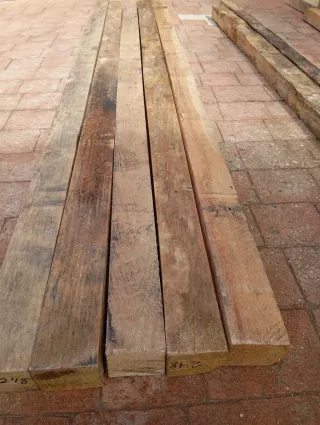 Listones, vigas, postes, palos de madera