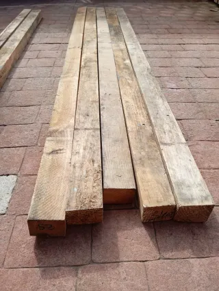 Listones, vigas, postes, palos de madera