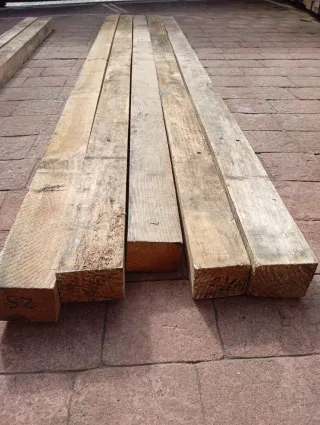 Listones, vigas, postes, palos de madera
