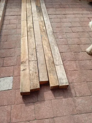 Listones, vigas, postes, palos de madera