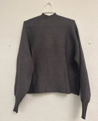 Jersey gris de cuello alto