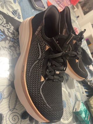 Zapatillas Skechers Negro y Dorado