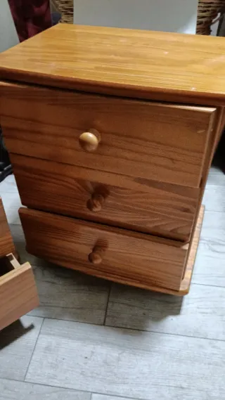 2 Mesitas de noche de madera se venden juntas