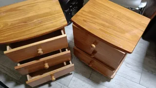 2 Mesitas de noche de madera se venden juntas