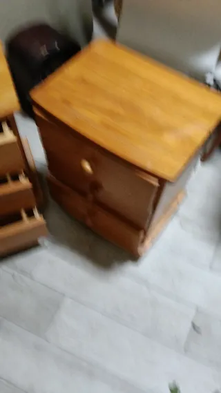 2 Mesitas de noche de madera se venden juntas
