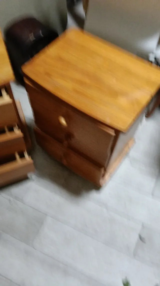 2 Mesitas de noche de madera se venden juntas