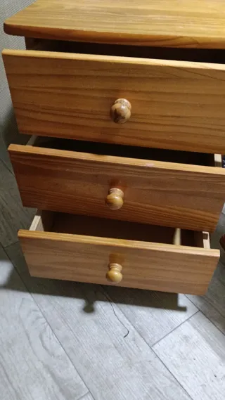 2 Mesitas de noche de madera se venden juntas