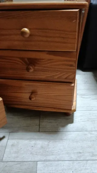 2 Mesitas de noche de madera se venden juntas