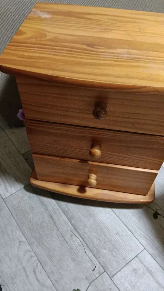 2 Mesitas de noche de madera se venden juntas