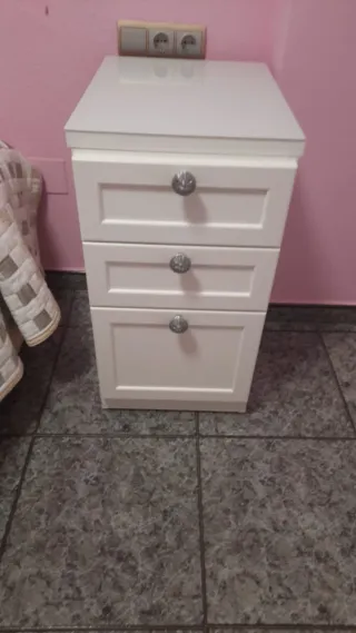 Mesita de noche blanca 3 cajones