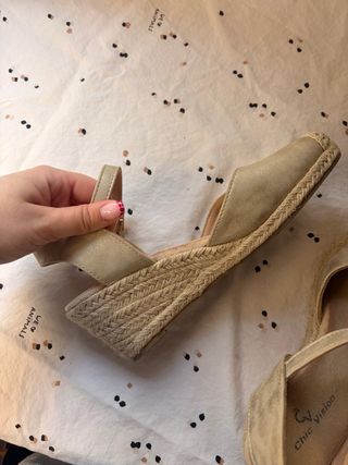 Sandalias doradas esparto cuña