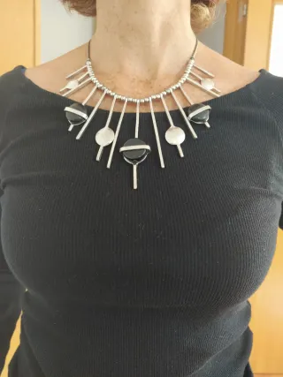 Collar metal plateado con detalles en negro