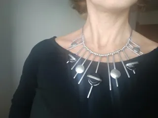 Collar metal plateado con detalles en negro