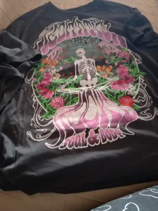 Camiseta Bershka Esqueleto Flores Talla L