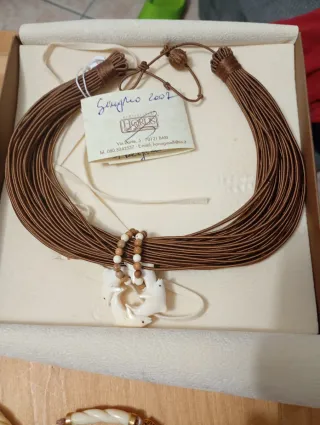 Set gioielli antichi beige e marrone