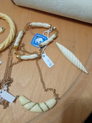 Set gioielli antichi beige e marrone