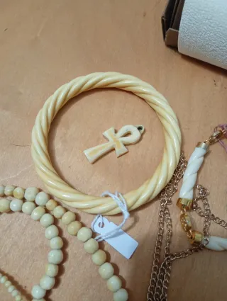 Set gioielli antichi beige e marrone