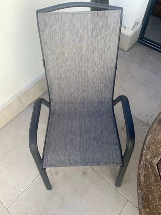 Mesa extensible y 4 sillas de exterior