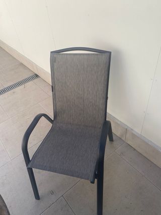 Mesa extensible y 4 sillas de exterior