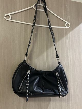Bolso negro con tachuelas plateadas