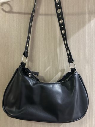 Bolso negro con tachuelas plateadas