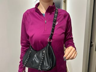 Bolso negro con tachuelas plateadas