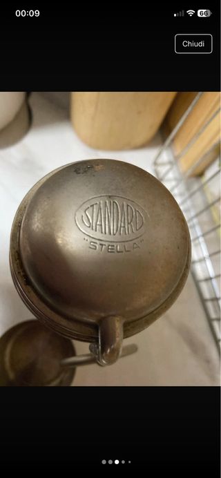 Macchinetta caffè antica con tazzine