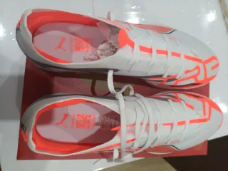 Scarpe da calcio Puma bianche e arancio