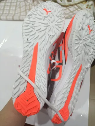 Scarpe da calcio Puma bianche e arancio