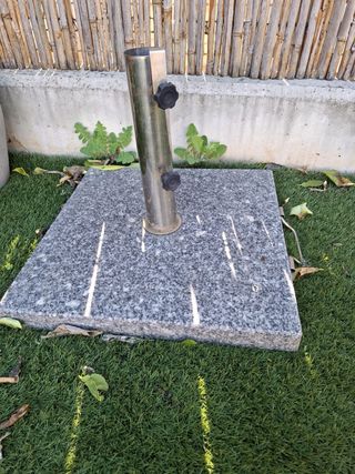 Base para sombrilla de piedra y metal
