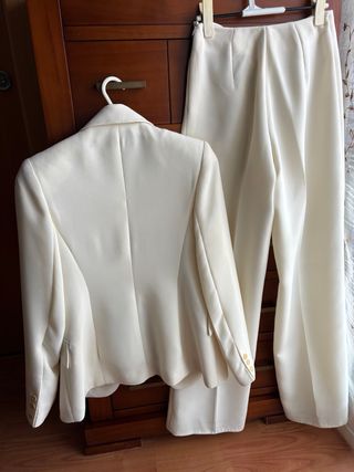 Traje chaqueta y pantalón beige