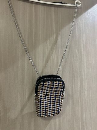 Bolso con cadena plateada