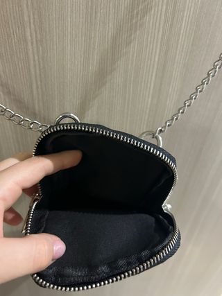 Bolso con cadena plateada