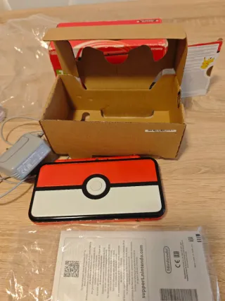 Nintendo 2DS XL Poké Ball Edition