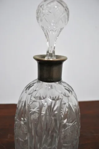 Antica caraffa per liquori in vetro intagliato e argento
