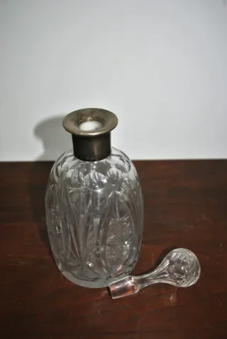 Antica caraffa per liquori in vetro intagliato e argento