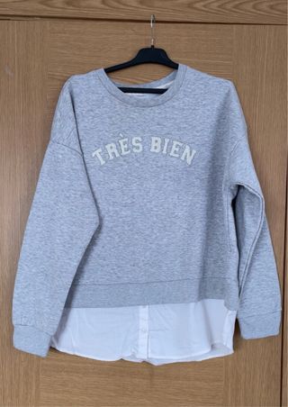 Sudadera gris con detalle de camisa