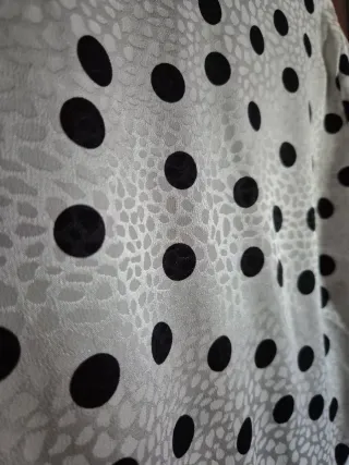 Blusa satinada de lunares y volantes Boohoo