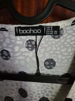 Blusa satinada de lunares y volantes Boohoo