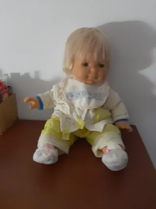 Muñeco bebé rubio con ropa