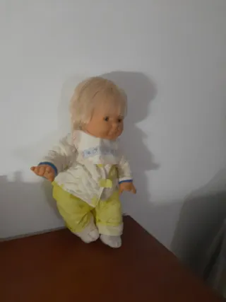 Muñeco bebé rubio con ropa